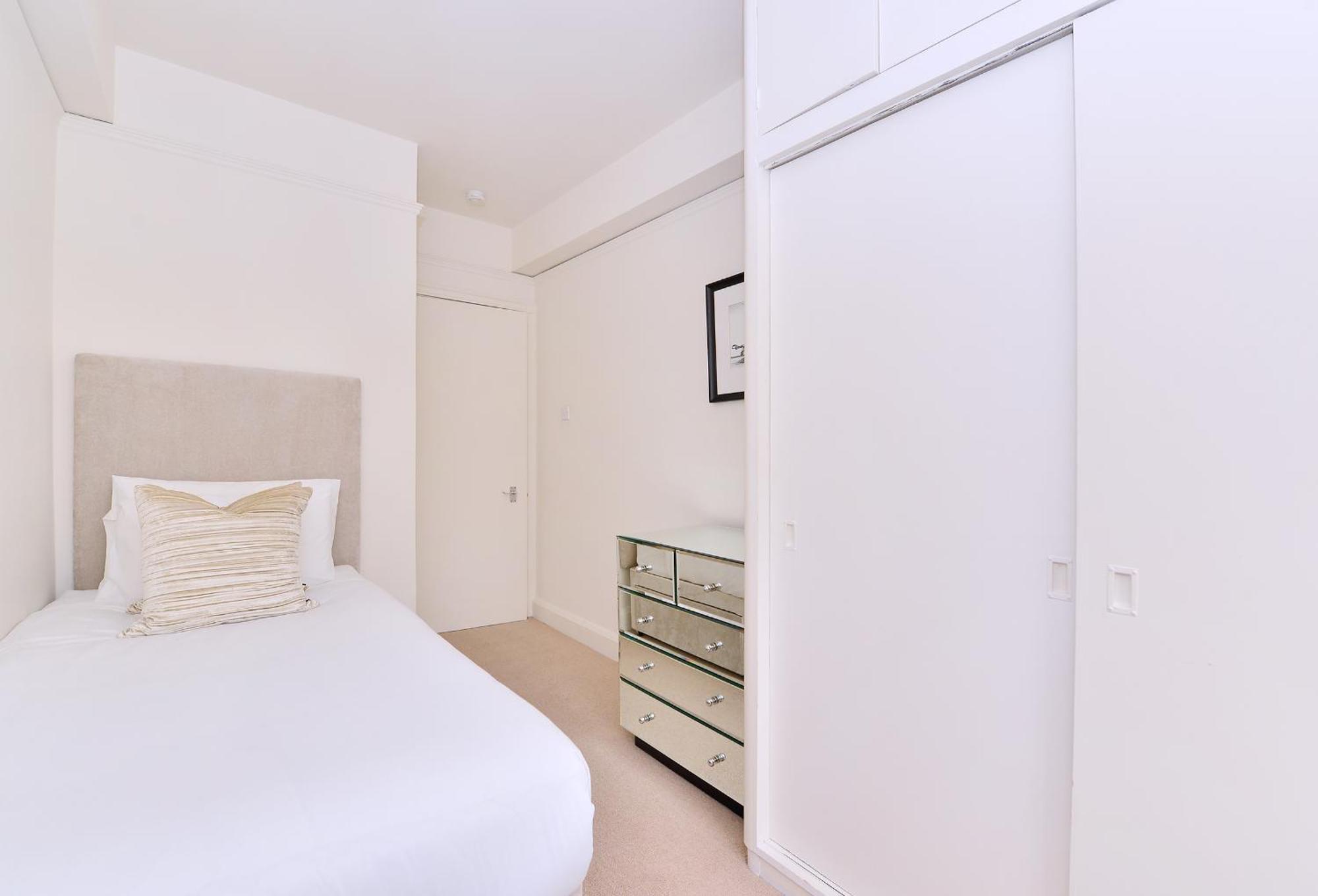 Pelham Court Apartments 런던 외부 사진