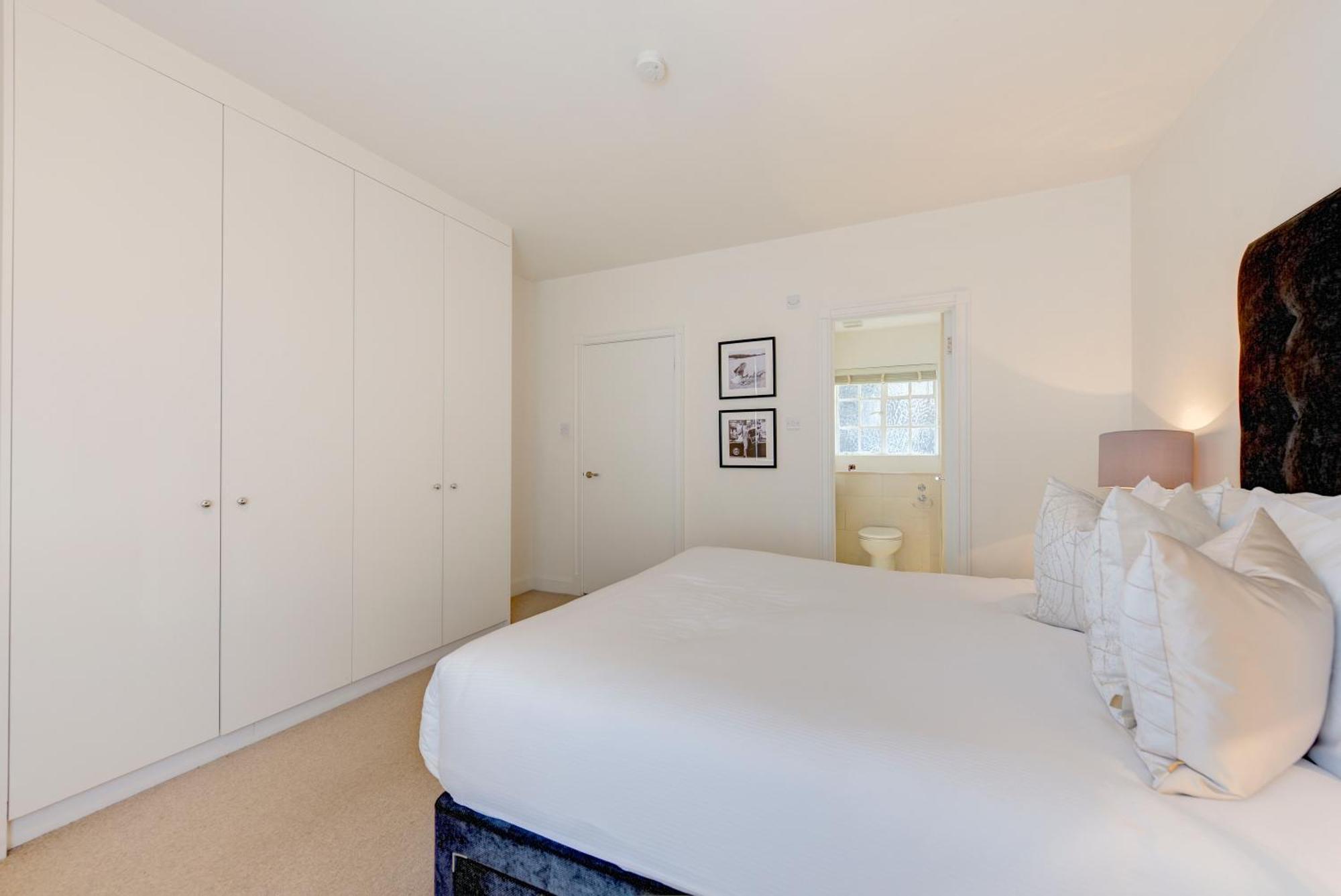 Pelham Court Apartments 런던 외부 사진